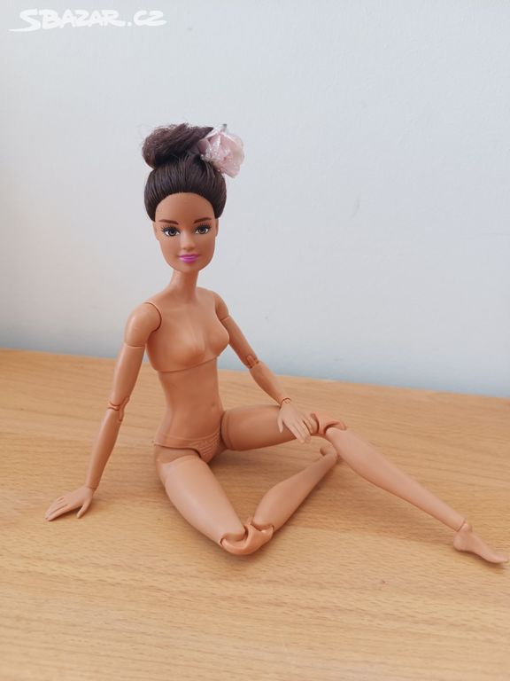 Panenka Barbie Made to move