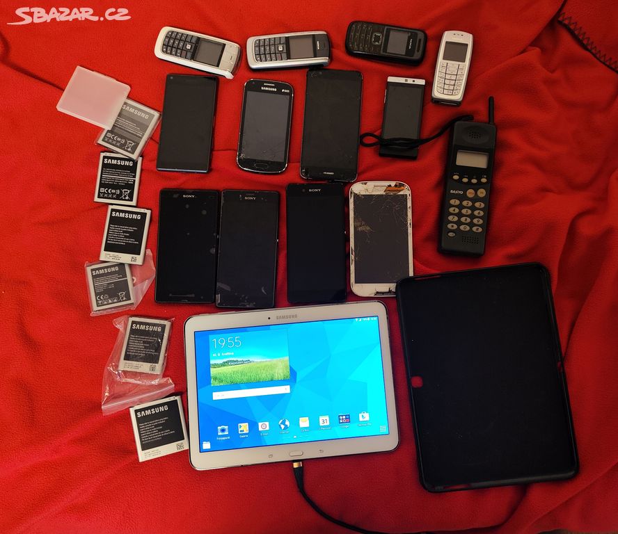 směs mobilních telefonů a tablet Samsung