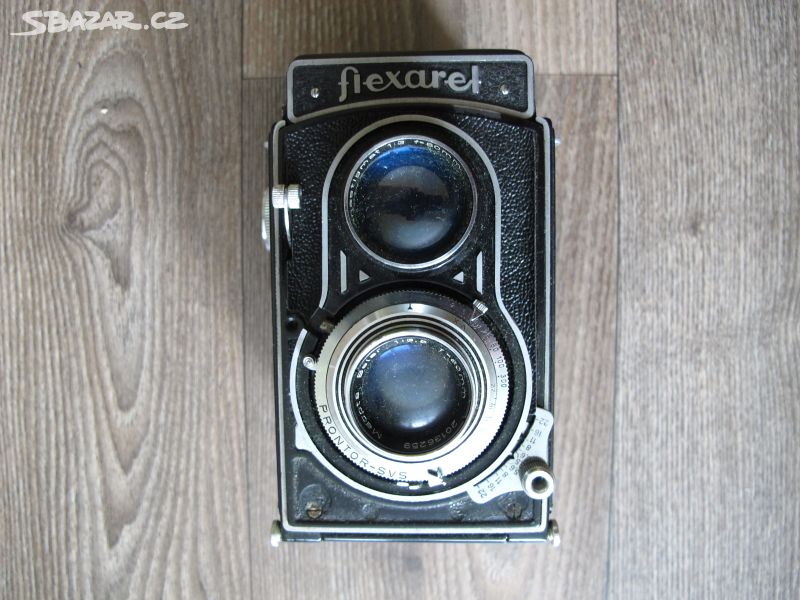 Starý fotoaparát Meopta Flexaret IVa s pouzdrem.