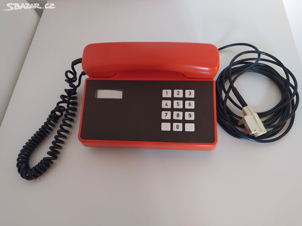 Starý retro tlačítkový oranžový telefon Tesla