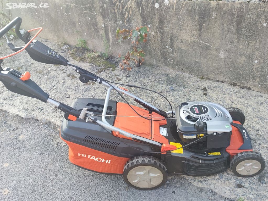 Sekačka s pojezdem Hitachi ML 190EA