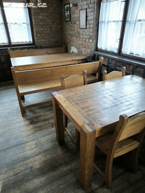 Stoly, židle, lavice