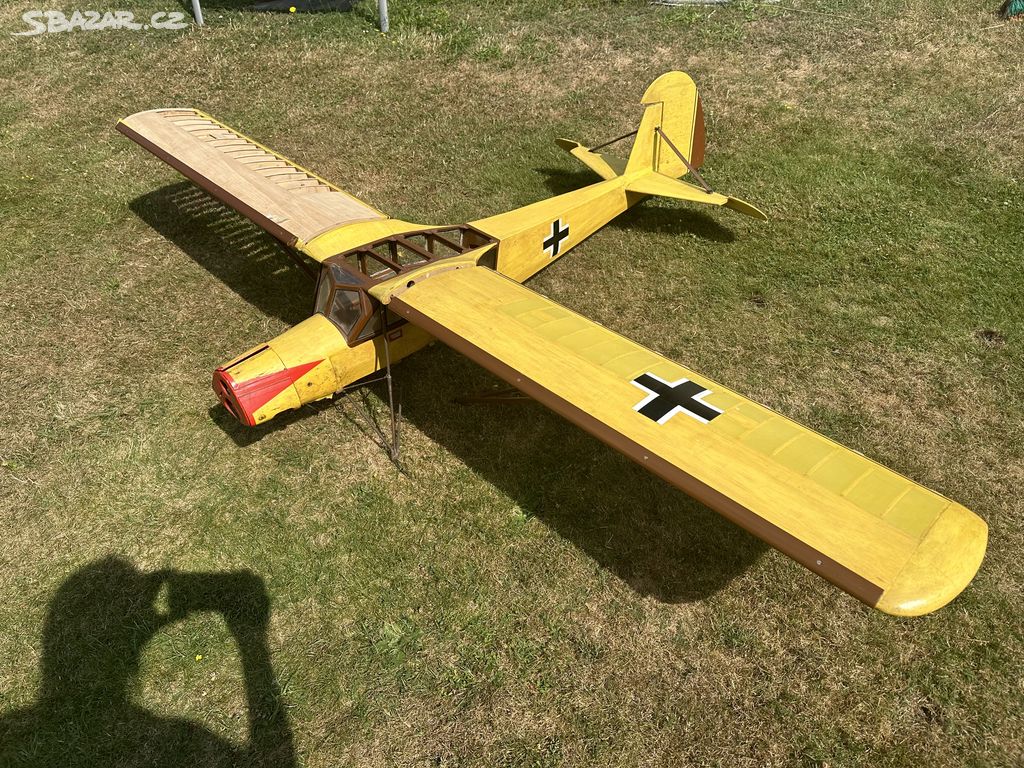 Model letadla 161cm délky a 135cm šířky