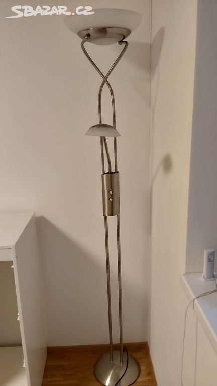 Stojací lampa stmívatelná