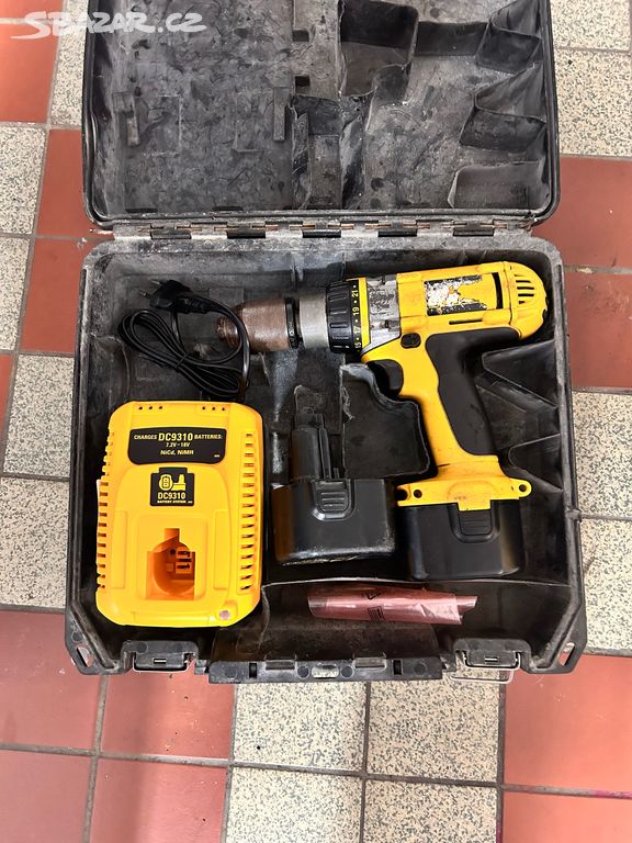 Set Dewalt aku vrtačka s příklepem + aku vysavač