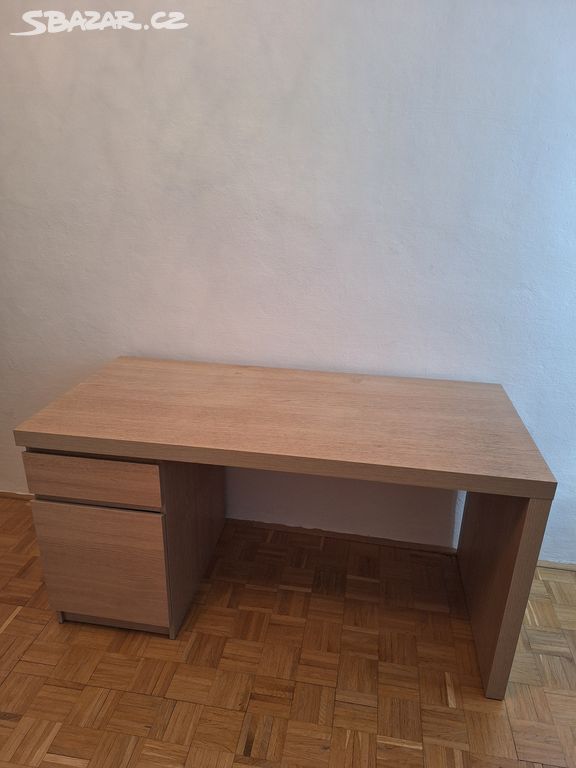 Psací stůl MALM Ikea 140×65 cm, bíle mořená dýha