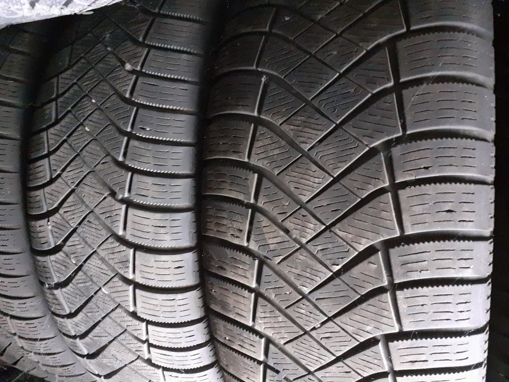 Pneu 4+2+2 kusy ,235/65/17 104H Pirelli 109H