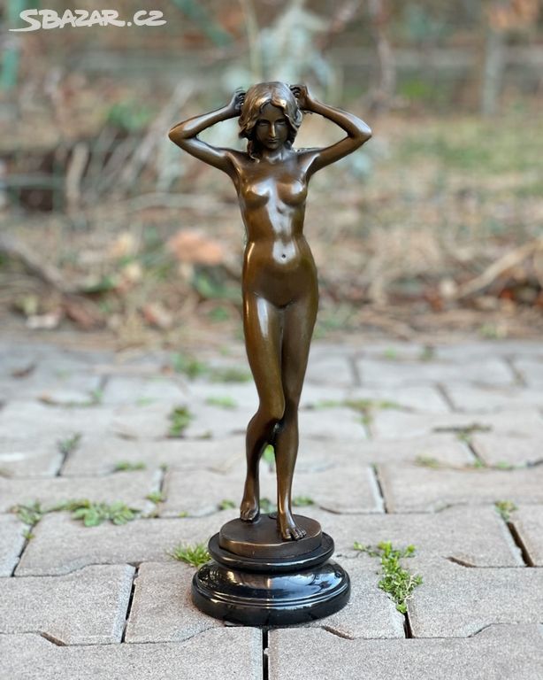 Bronzová socha hezká soška - krasná žena