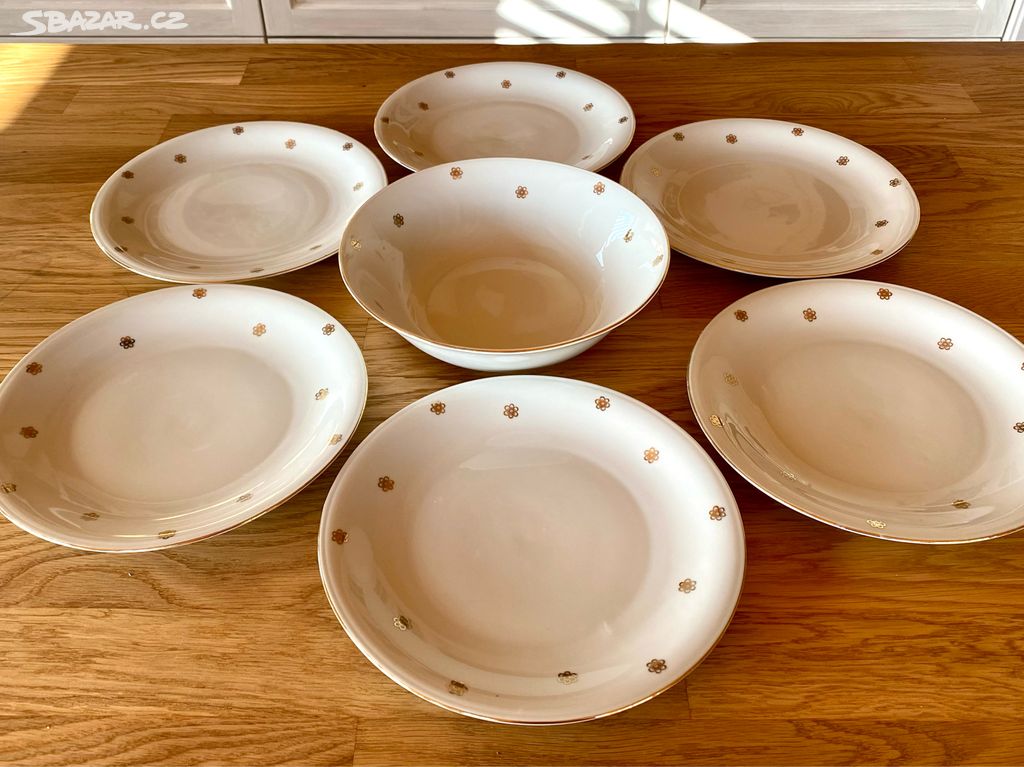 Starý porcelán, šest mělkých talířů a miska