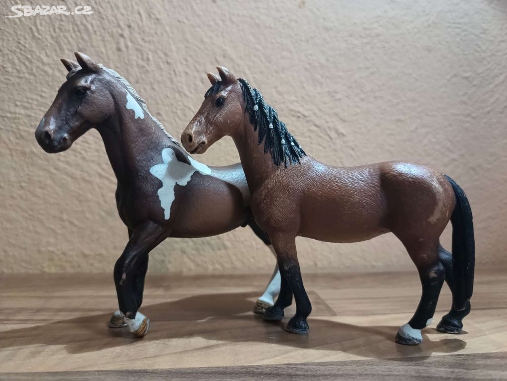 Schleich Trakén klisna a hřebec - odření