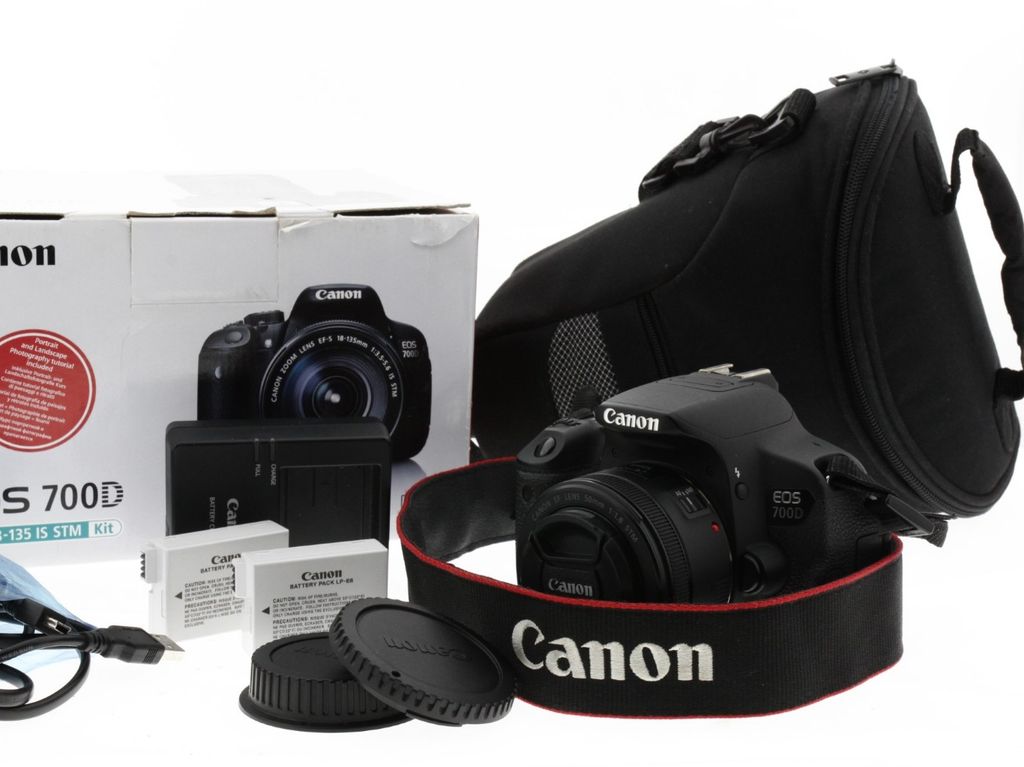 Zrcadlovka Canon 700D + 50mm + přísl.