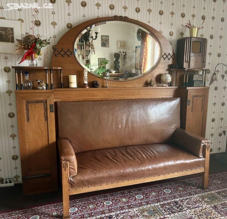 Secesní sofa se zrcadlem a skříňkami