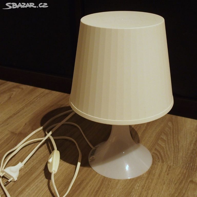 Bílá stolní lampa Ikea, plastová, včetně žárovky