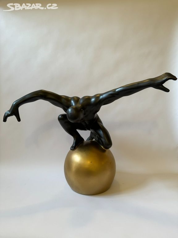 Muž jogín na zlaté kouli - socha 60 cm