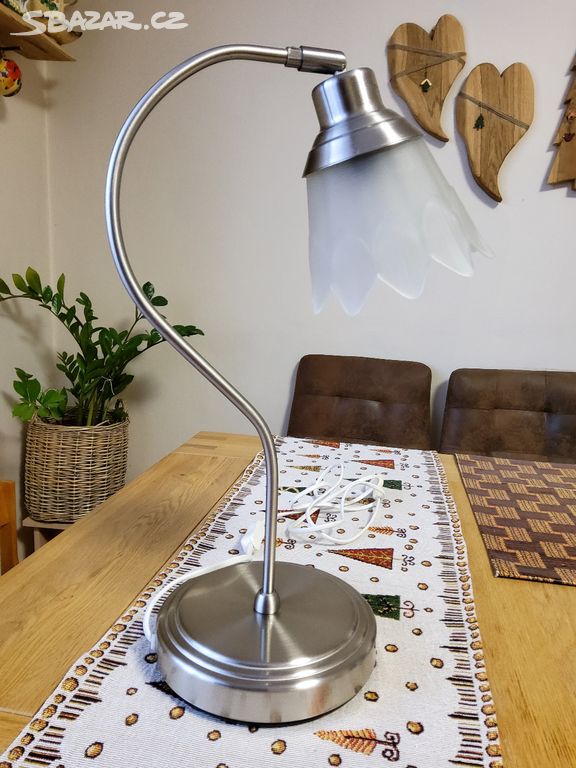starší funkční stolní lampa