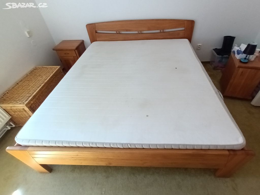 Dřevěná masivní manželská postel