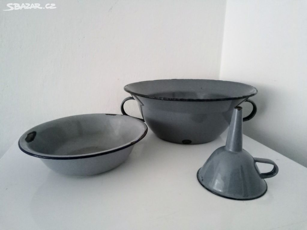 Staré, šedé, smaltované nádobí