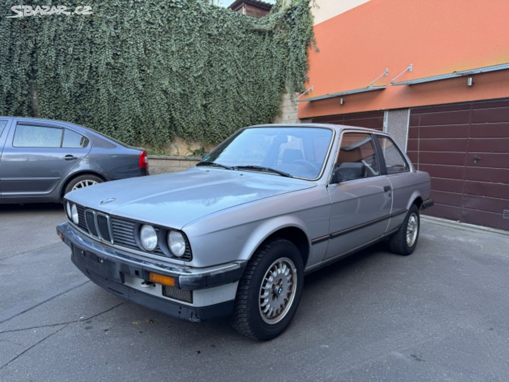 BMW E30 325e coupe