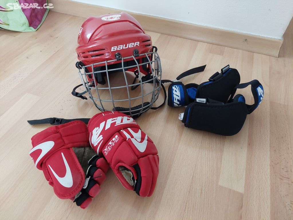 Hokej výstroj (helma, chrániče, rukavice)