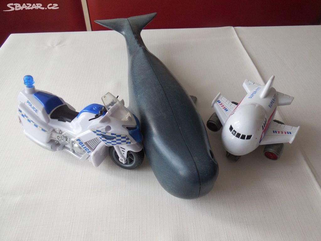 Hračky motorka, letadlo a žralok.