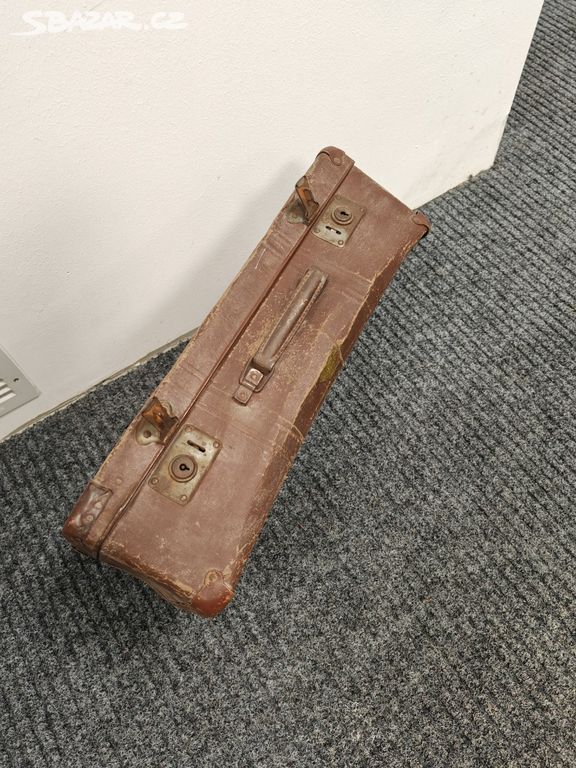 Starožitný cestovní kufr