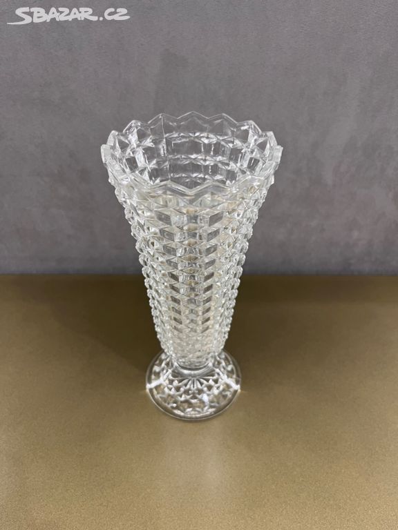 Váza na podstavci - krásné lisované sklo