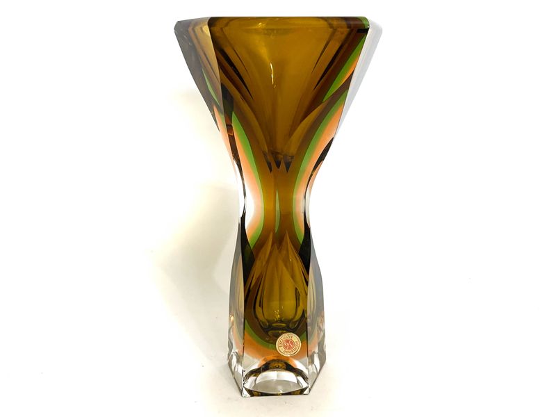 Váza z broušeného skla, sommerso efekt