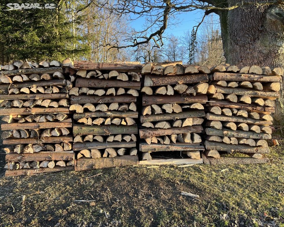 Smrk, štípané palivové dřevo z probírky lesa