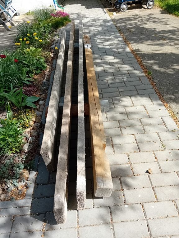 Dřevěné trámy/fošny o délce cca 5 m