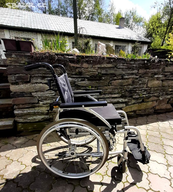 lehký, skládací invalidní vozík
