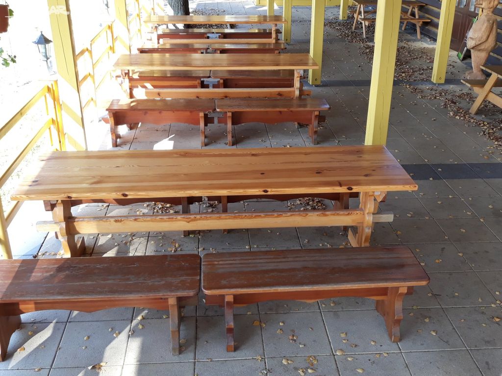 Stůl a lavičky z masivu