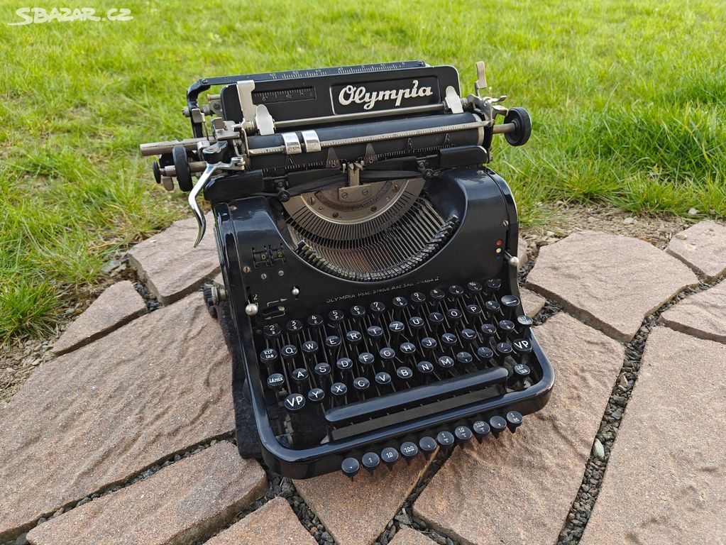Historický psací stroj Olympia model 8