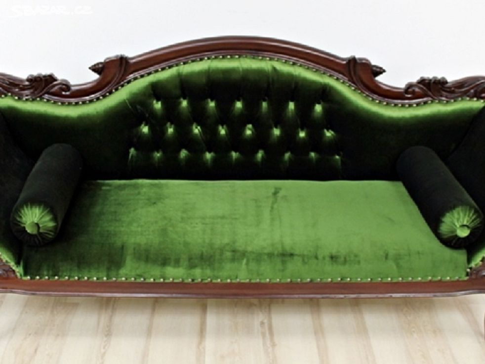 117064G zelená sofa v dřevěném rámu