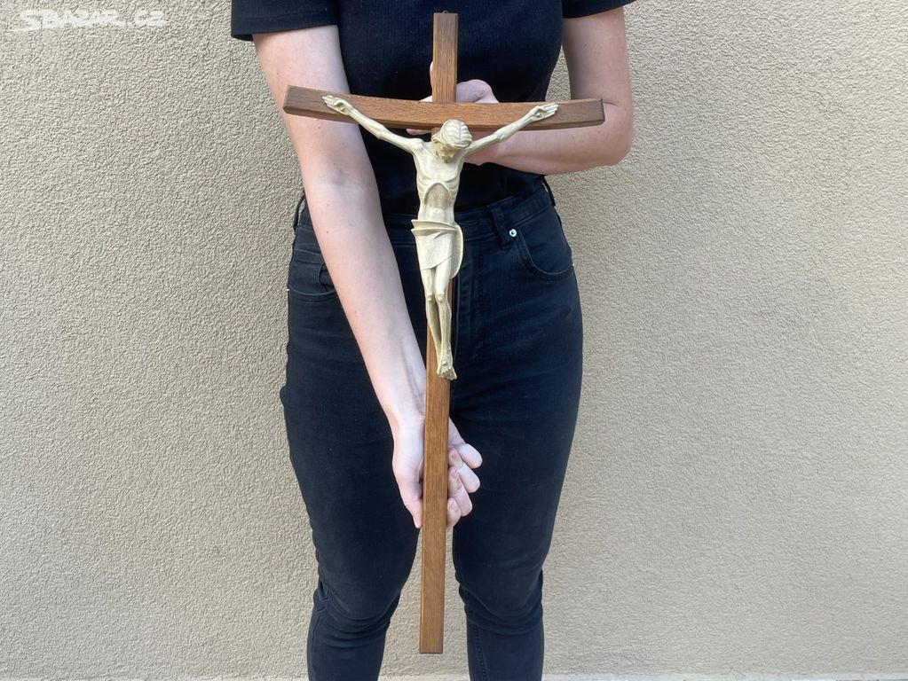 Dřevěný kříž s Ježíšem