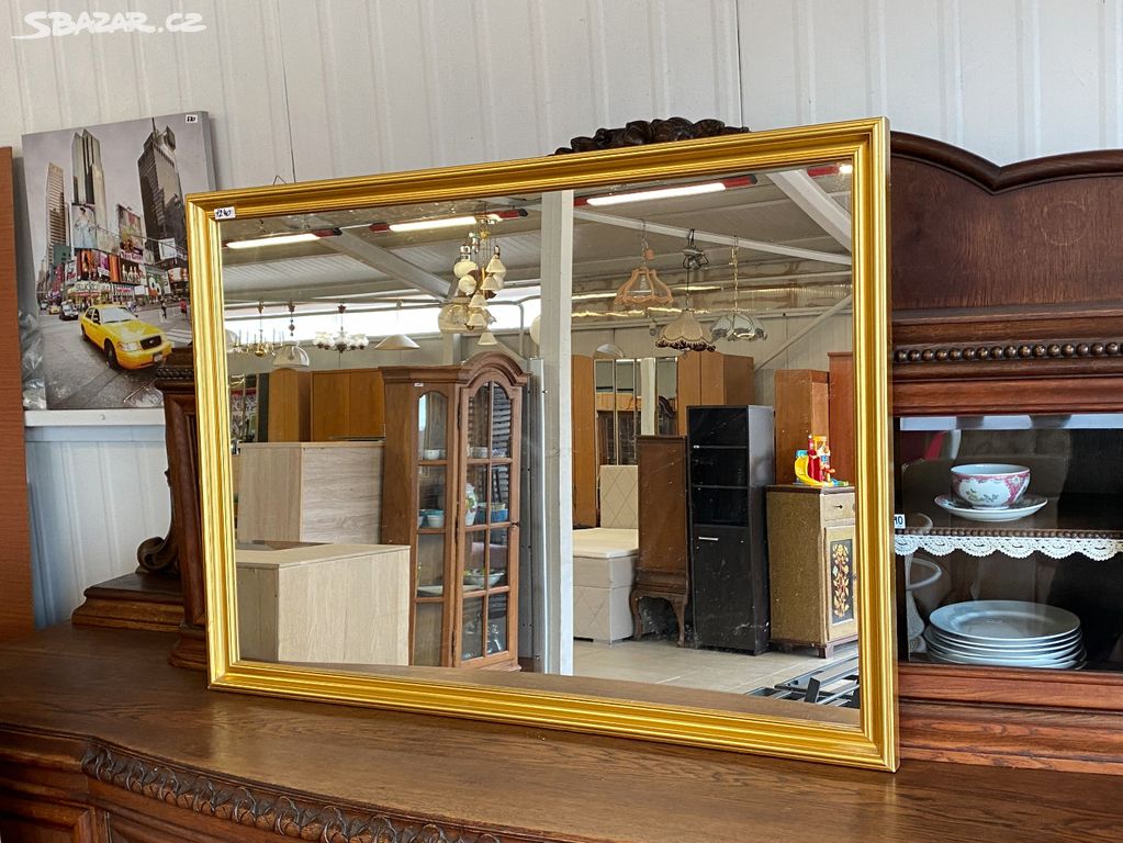 Zrcadlo ve zlatém rámu 110 x 80cm