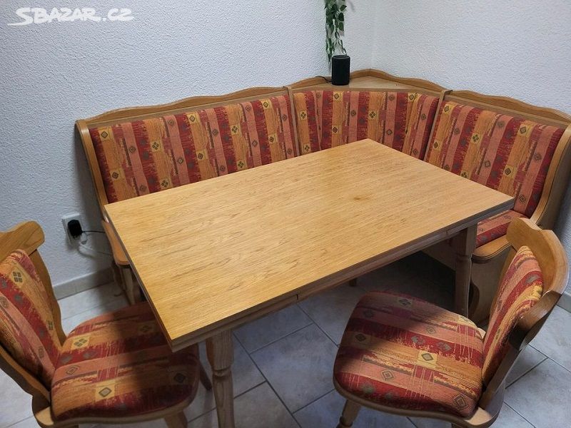 Rohová lavice dřevěná, stůl rozkládací a židle 2ks