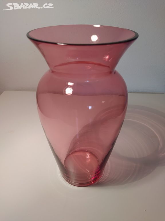 Stará skleněná velká váza z rosalínového skla