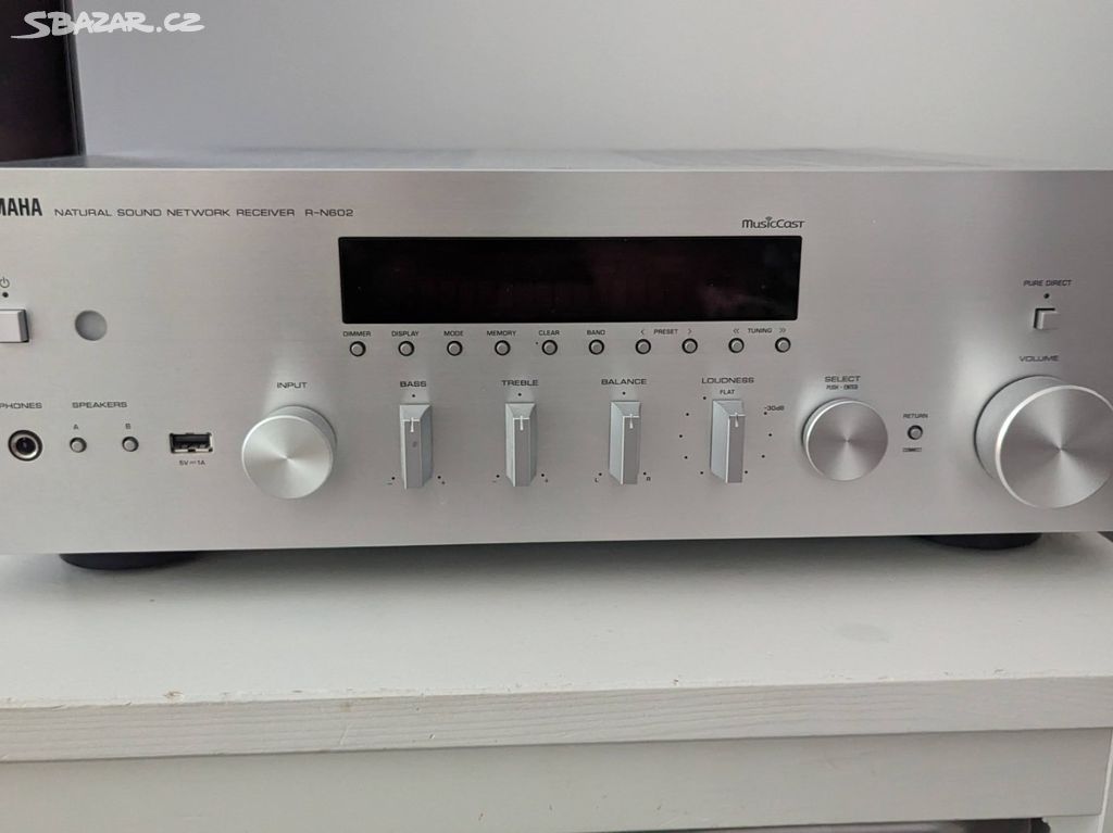 receiver Yamaha R-N602 a Monitor Audio Bronze 5