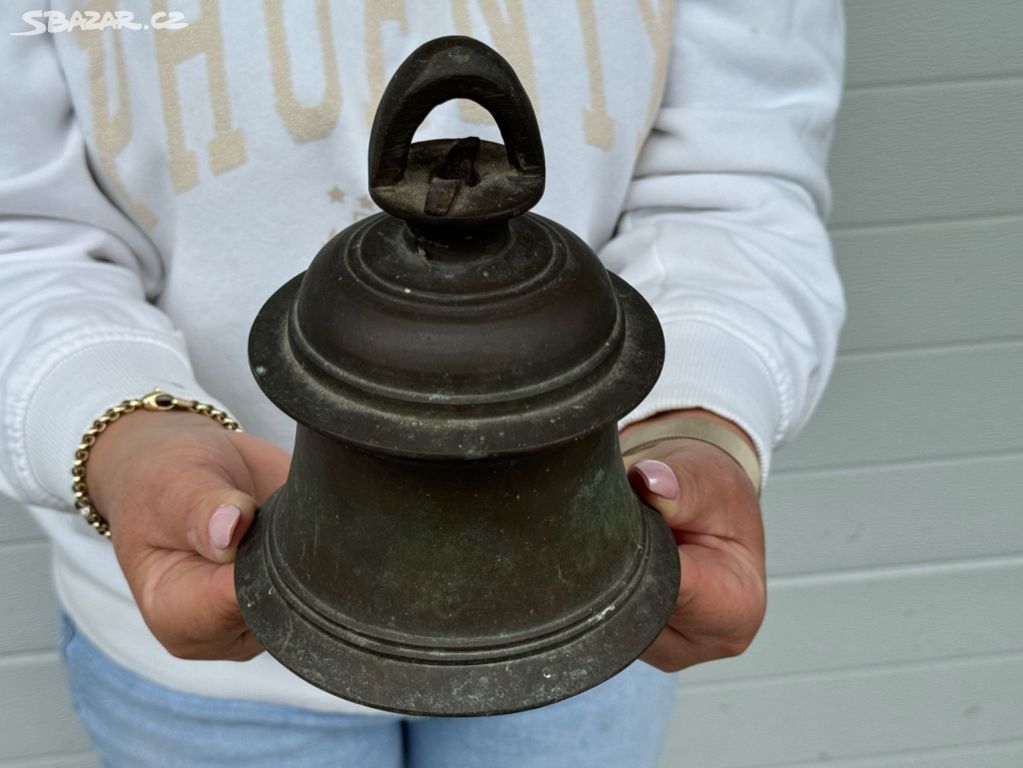 Velmi starý masivní zvon z bronzu