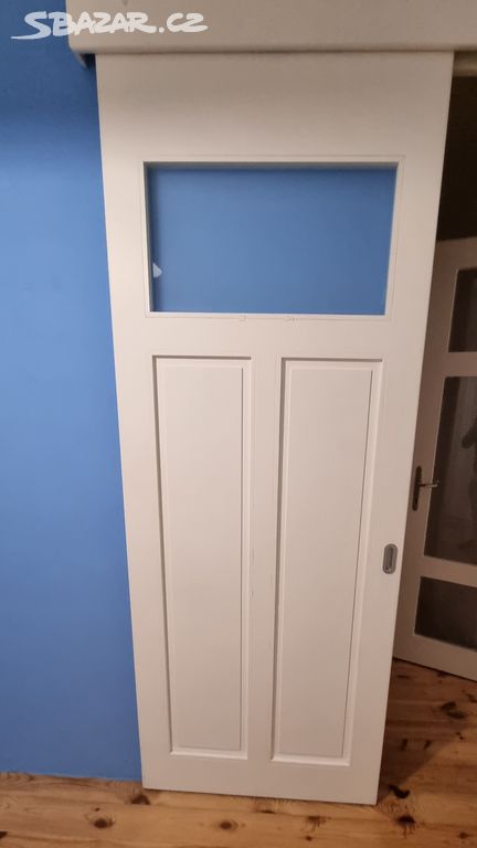 Posuvné moderní bílé dveře