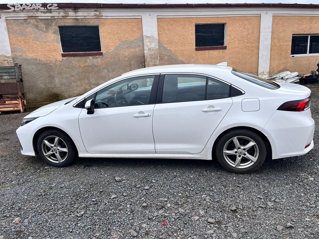 TOYOTA COROLLA SD, r. 2022, Benzín, 92kW