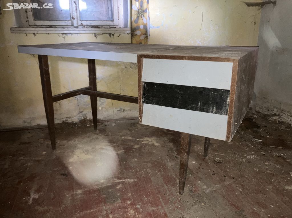 Starý a starožitný nábytek - skříň, stůl, porcelán