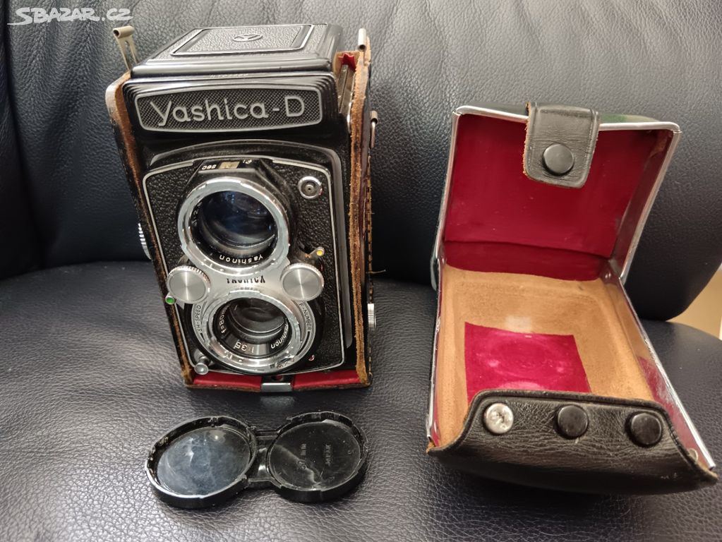 Středoformátový fotoaparát 6x6 Yashica D, pouzdro