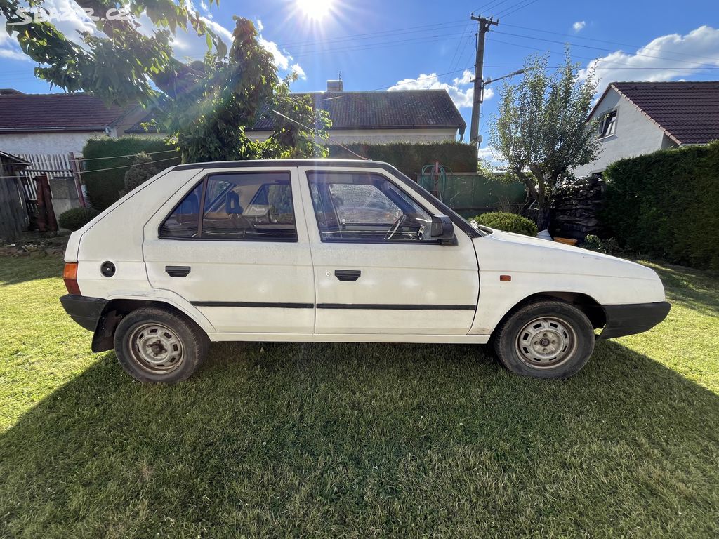 Prodám funkční Škoda Favorit 135 Lux (1990)