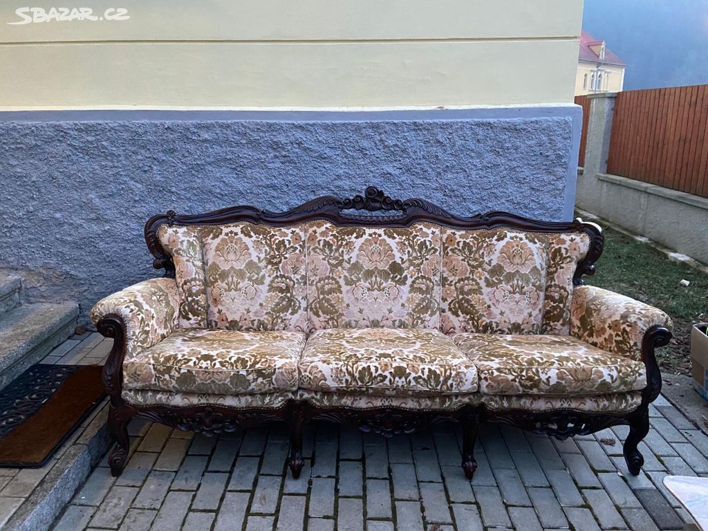 Řezbovaná čalouněná dřevěná sedačka,sofa,gauč