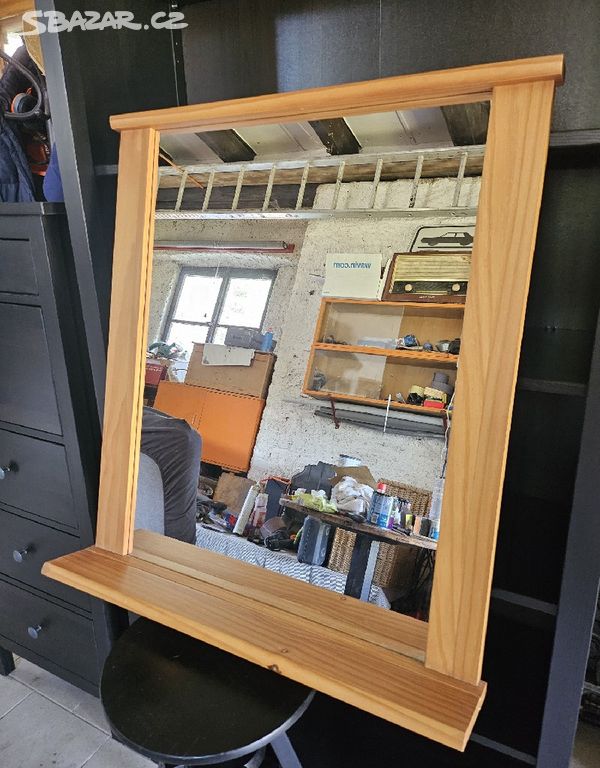Dřevěné zrcadlo s odkládací poličkou