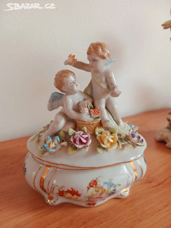 Porcelánova dóza s amorky, v míšeňském stylu