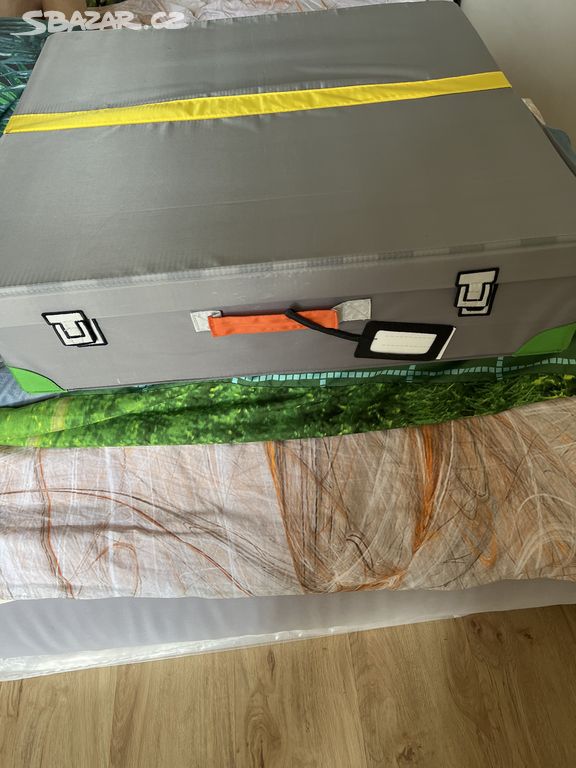 Ikea box pod postel