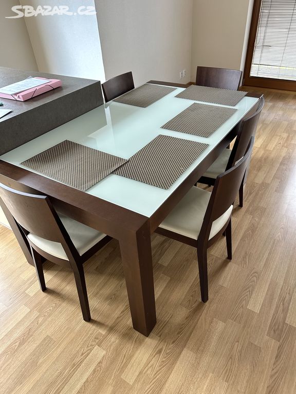 Dřevěný jídelní stůl + židle