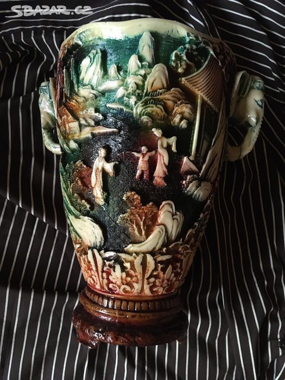 Velká orientální vyřezávaná váza